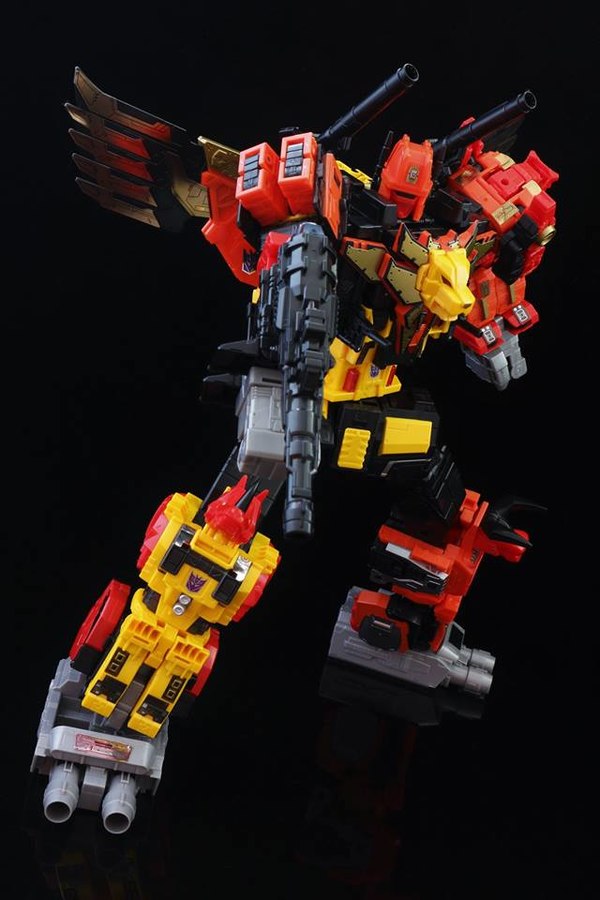 Power Of The Primes Predaking Titan Class Figure In Hand Photos Of Predacons And CombinerPower Of The Primes Predaking Titan Class Figure In Hand Photos Of Predacons And Combiner 24 (24 of 33)